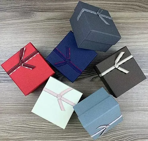 популярные коробки для ювелирных изделий  разные цвета, с бантом-лентой